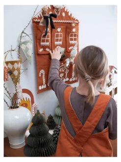 Adventskalender "Gingerbread House" In Hellbraun - (L)68 X (B)48 Cm -Kinderspielzeug fabelab adventskalender gingerbread house in hellbraun l 68 x b 48 cm 3