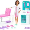 MATTEL Barbie Krankenstation Set Mit Puppe (Brünett), Anziehpuppe Inkl. Zubehör