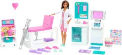 MATTEL Barbie Krankenstation Set Mit Puppe (Brünett), Anziehpuppe Inkl. Zubehör
